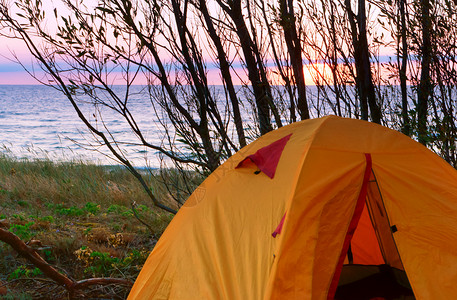日落时的帐篷图片