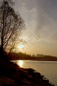 海岸橙河边美丽的日落黄昏图片