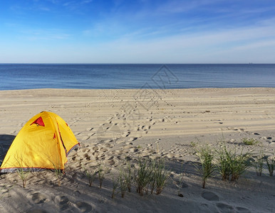 沙滩上的黄色帐篷图片