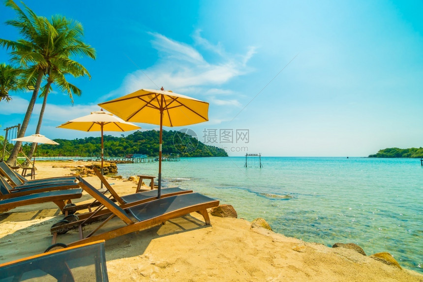 在美丽的热带海滩和洋的伞椅子在天堂岛带椰子棕榈树供旅行和度假之用夏天自然地平线图片