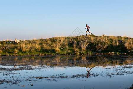 山区运动员在跑步时一个小湖中出现尽管天跑叉图片
