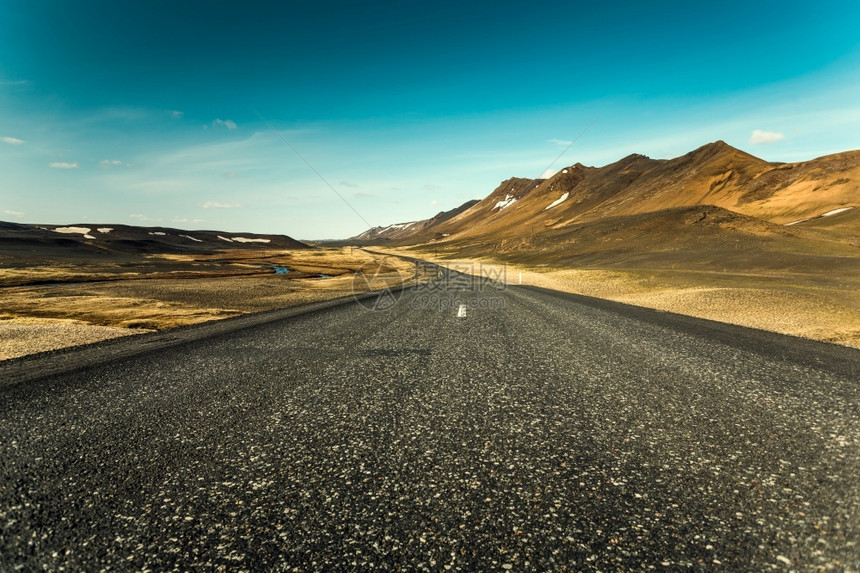 冰岛令人难以置信的风景中美丽道路草地云平线图片