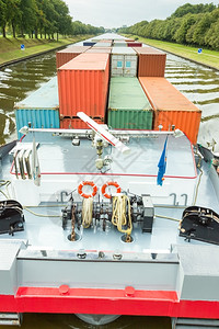 划船进口漂浮的在河上运输金属货集装箱的船舶图片