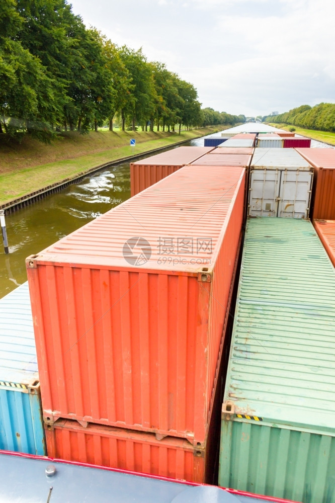 舍内维尔行业商品装在运河船上的金属货物集装箱图片