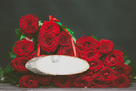 自然颜色假期红玫瑰大害上面有木制的标志文字空间爱情华伦人节或日期图片