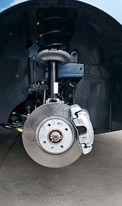 光盘车库在轮胎替换期间用卡利帕制动盘片关闭轮胎更换保养车空闲的图片