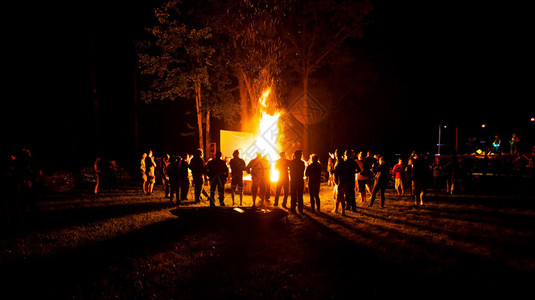 假期晚上篝火会与舞台篝火乐趣团体高清图片
