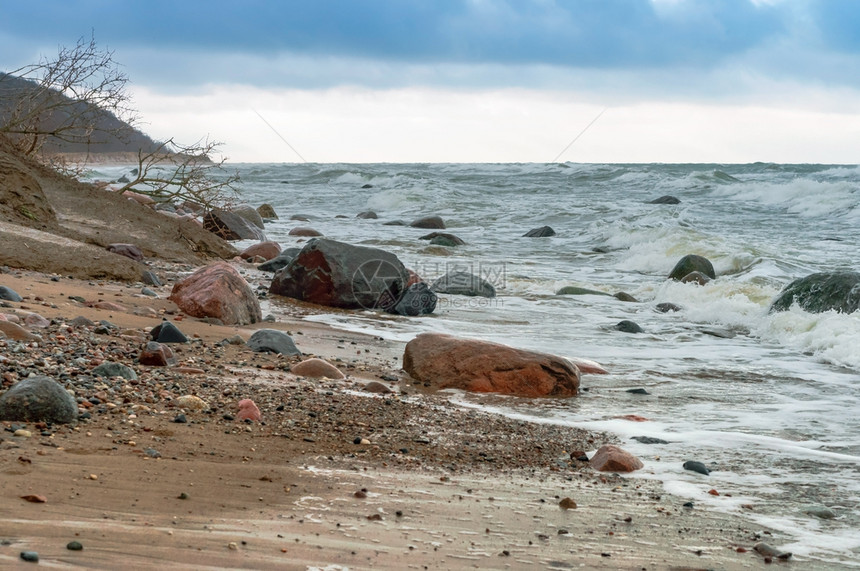 海边暴风天气岩石海滩和边暴风天气岩石海滩颜色有风暴雨图片