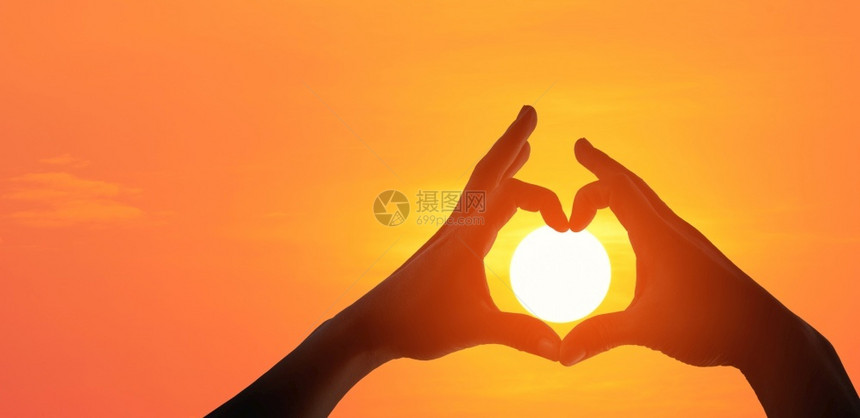 女孩优质的手全景轮廓制作一个心形符号带有美丽的日落背景天空图片