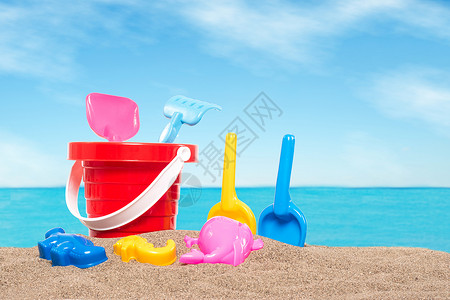 娱乐耙儿童在海滩玩具上被白种背景孤立颜色图片