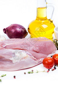 营养百里香肌肉未煮过的生火鸡鱼片在白色背景上供应香料图片