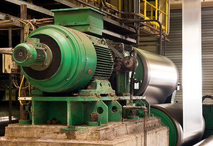 绿色旧式电动发机在加银化钢生产线上为圆圈供电条工厂图片