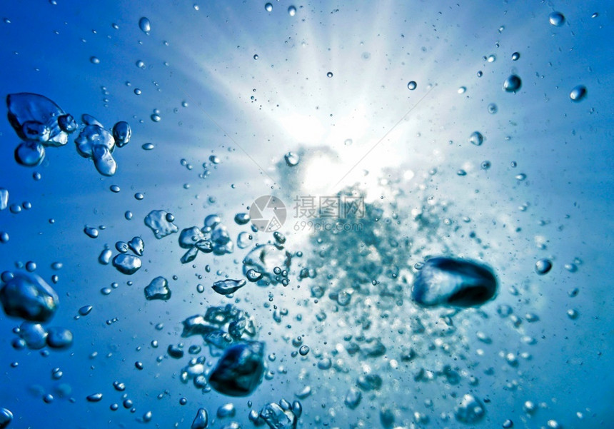 新鲜液体阳光下的泡艺术水图片