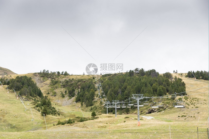 自然满的岩石秋天在安道尔的LaVella充满植被的山岳图片