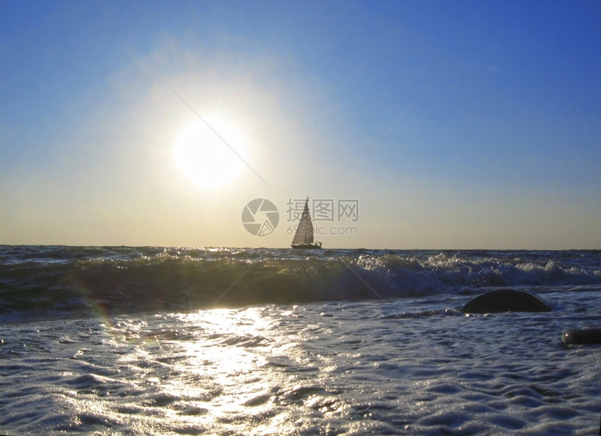 孤单的航行漂浮在海中夏季水洋帆图片