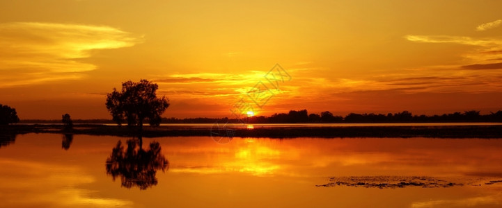 景观暮明亮的美丽日落在湖上反射图片