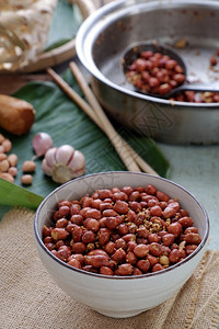 材料越南吃零食烤花生和红辣椒大蒜盐美味的饮食越南语地面图片