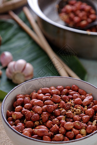 小吃盘子过程越南零食烤花生和红辣椒大蒜盐美味的饮食图片