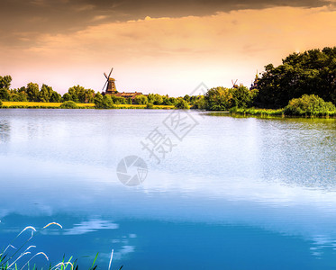 天空吉弗霍恩蓝色的开阔空间池塘区背景海岸树木森林和磨粉厂图片