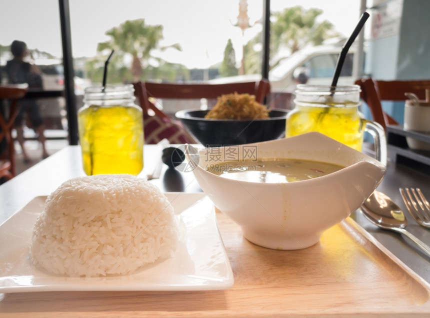 吃粉末泰国鸡咖和椰子牛奶蔬菜库存照片黄色的图片