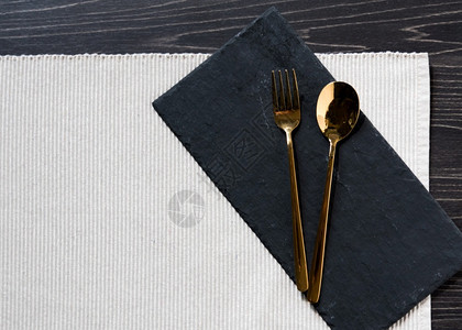 用餐多于带银叉和勺子餐盘的空板复制间餐巾图片