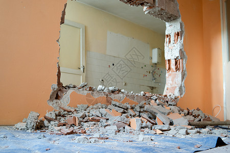 破碎墙粉碎墙砸到公寓中的废墟室准备翻新并拆除被摧毁的碎墙片屋背景