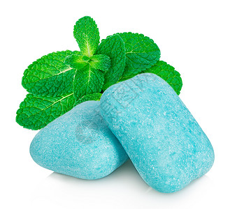食物树叶蓝色的口香糖加上薄荷叶紧贴白色背景图片