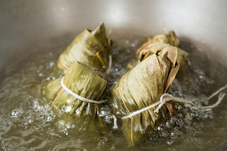 暗淡龙船节时吃的食物是传统在黄钟子中沸煮的绑腾图片