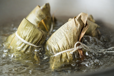 庆典节日龙船时吃的食物是传统在黄钟子中沸煮的可口图片