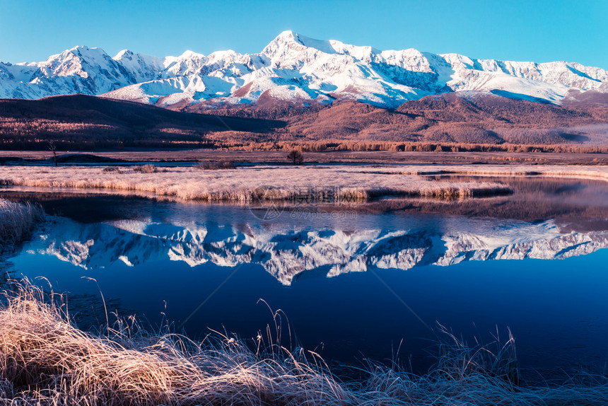 旅游山丘秋天湖雪脊反射Altai之旅寒冷的风景图片