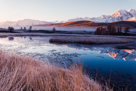 旅游冒险山丘秋天湖雪脊反射Altai之旅景观图片