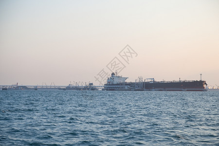 大型货轮将物靠岸停活力船行业图片