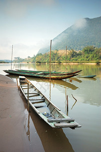 Mekong河的当地长尾船laos自然湄公河钓鱼图片