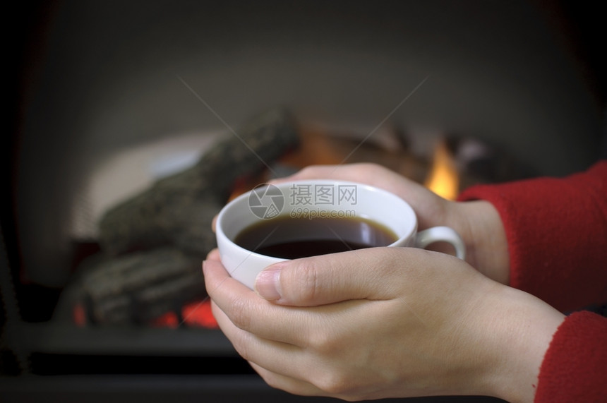 和平火焰在壁炉堆积处咖啡女图片