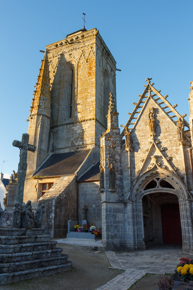 布列塔尼每天结束时在普里林圣图根教堂外门法国塔图片