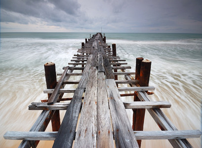 大海的木桥图片