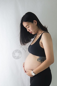 孕妇站立在窗户的对面母亲快乐体图片