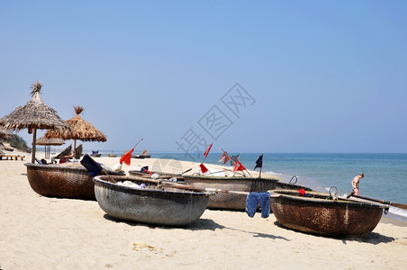 文化越南海滩上当地篮子船的景象亚洲贫穷图片