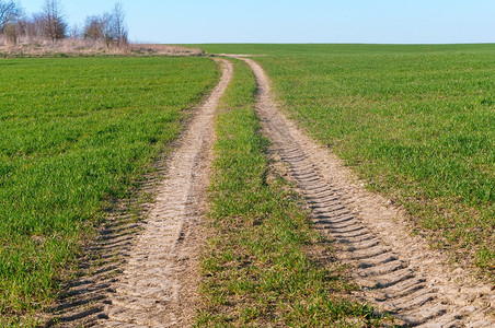 小路土地拖拉机的踪迹田野中干土地拖拉机痕迹抽象图片