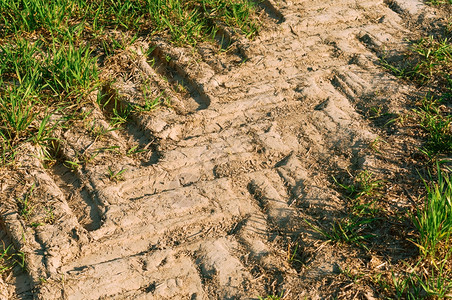 质地车拖拉机的踪迹田野中干土地拖拉机痕迹打印图片