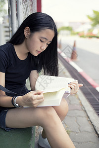 阅读书学校街头道边读者吸引人的女孩图片
