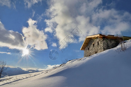 冬季的山上小屋图片
