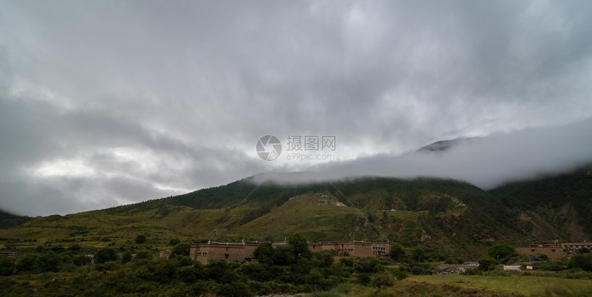 山坡在云中躺着青绿的阴锥被迷雾笼罩在景色风中有雾常绿美丽的图片