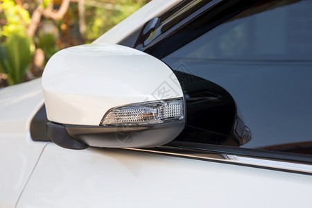 土地现代白色汽车侧面视图镜折叠为转形信号颜色黑的高清图片