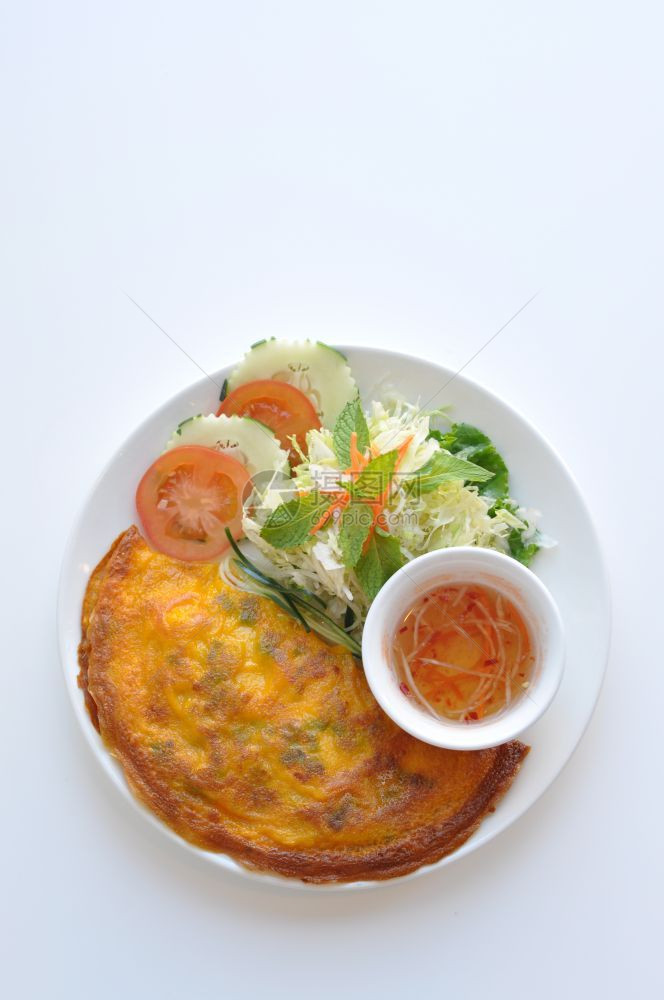 越南饼干一种稀薄的粪便装满虾猪肉扇菜和豆芽配有自制酱汁美食开胃菜新鲜的图片