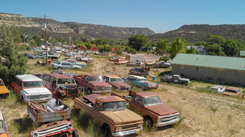 犹他州院子乡村废弃停车泊旧残骸炎热的夏日空中观视图片