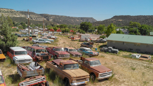 犹他州院子乡村废弃停车泊旧残骸炎热的夏日空中观视图片