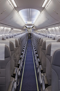 天空娱乐飞机座椅和灯光的视图内部图片