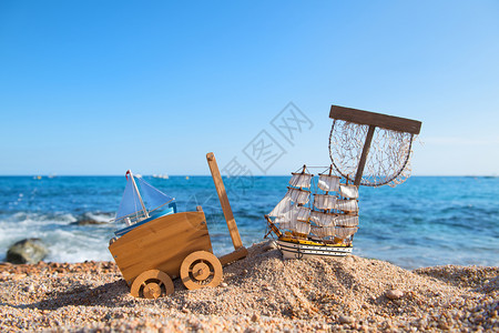 渔网和沙滩堆中的古董玩具图片