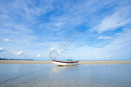 在海边沙滩上停泊的小船图片